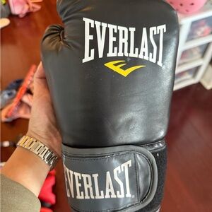 Everlast Black Training Gloves right hand only